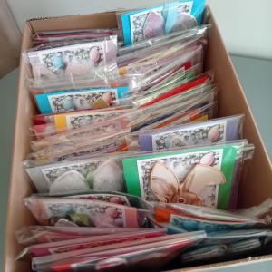 60 wielkanocnych zawieszek z życzeniami przygotowane do przekazania do CARITAS.  Kliknięcie na zdjęcia spowoduje jego powiększenie do obrazu oryginalnego.