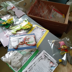 Pakowanie wielkanocnych zawieszek. Kliknięcie na zdjęcia spowoduje jego powiększenie do obrazu oryginalnego.