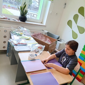 Wolontariuszka przygotowuje kartki z życzeniami. Kliknięcie na zdjęcia spowoduje jego powiększenie do obrazu oryginalnego.