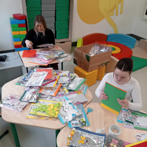 Wolontariuszki pakują wielkanocne upominki.  Kliknięcie na zdjęcia spowoduje jego powiększenie do obrazu oryginalnego.