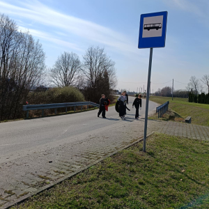 Uczniowie klasy 5 a w trakcie akcji sprzątania miejscowości Rząchowa. Kliknięcie na zdjęcie spowoduje jego powiększenie do rozmiaru oryginalnego.