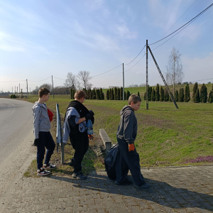 Uczniowie klasy 5 a wrzucają śmieci do worka podczas sprzątania Rząchowej. Kliknięcie na zdjęcie spowoduje jego powiększenie do rozmiaru oryginalnego.