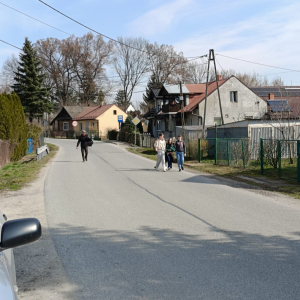 Klasa 5 a wraz z wychowawczynią sprząta Rząchową w ramach akcji promującej postawy proekologiczne. Kliknięcie na zdjęcie spowoduje jego powiększenie do rozmiaru oryginalnego.