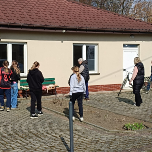 Uczniowie w trakcie akcji sprzątania Rząchowej. Kliknięcie na zdjęcie spowoduje jego powiększenie do rozmiaru oryginalnego.