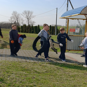Piątkoklasiści zbierają śmieci w Rząchowej. Kliknięcie na zdjęcie spowoduje jego powiększenie do rozmiaru oryginalnego.