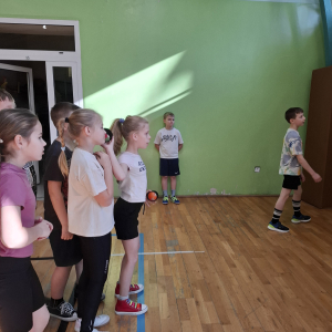 Uczniowie klasy 3b w trakcie rzutów do tarczy. Kliknięcie na zdjęcie spowoduje jego powiększenie do rozmiaru oryginalnego.