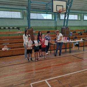 Pani Dyrektor Joanna Ozorka-Krawczyk, pani wicedyrektor Dorota Gurgul, wychowawczynie kl.1-3 wraz z laureatami wyróżnionymi w kategorii "Skoki po piłce po slalomie". Kliknięcie na zdjęcie spowoduje jego powiększenie do rozmiaru oryginalnego.