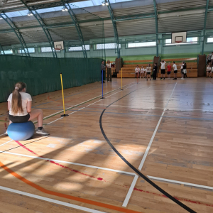 Uczennica klasy 3 a skacze na piłce. Kliknięcie na zdjęcie spowoduje jego powiększenie do rozmiaru oryginalnego.