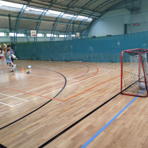 Uczeń klasy 1 w trakcie strzelania na bramkę. Kliknięcie na zdjęcie spowoduje jego powiększenie do rozmiaru oryginalnego.