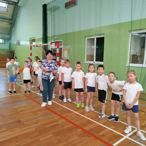 Uczniowie klasy 1 b wraz z wychowawczynią przygotowują się do rzutów do tarczy. Kliknięcie na zdjęcie spowoduje jego powiększenie do rozmiaru oryginalnego.