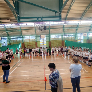 Nauczyciele wraz z uczniami rozpoczynają świętowanie pierwszego dnia wiosny na sportowo. Kliknięcie na zdjęcie spowoduje jego powiększenie do rozmiaru oryginalnego.