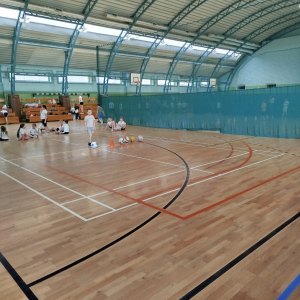 Pierwszoklasista przygotowuje się do strzelania na bramkę. Kliknięcie na zdjęcie spowoduje jego powiększenie do rozmiaru oryginalnego.