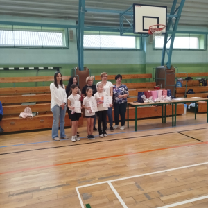 Pani Dyrektor Joanna Ozorka-Krawczyk, pani wicedyrektor, wychowawczynie kl.1-3 wraz z laureatkami wyróżnionymi w kategorii "Skoki na skance". Kliknięcie na zdjęcie spowoduje jego powiększenie do rozmiaru oryginalnego.