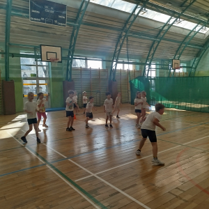 Dzieci grają na hali w "Dwa ognie". Kliknięcie na zdjęcie spowoduje jego powiększenie do rozmiaru oryginalnego.