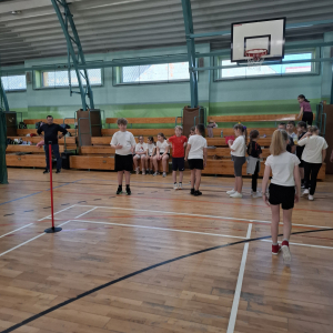 Dzieci z klas 1-3 uczestniczą w trakcie zawodów na hali sporotowej. Kliknięcie na zdjęcie spowoduje jego powiększenie do rozmiaru oryginalnego.