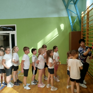 Pierwszaki rzucają do celu rzutkami. Pani Dyrektor Joanna Ozorka-Krawczyk, pani wicedyrektor Dorota Gurgul, wychowawczynie kl.1-3 wraz z laureatami wyróżnionymi w kategorii "Gra w Dwa ognie". Kliknięcie na zdjęcie spowoduje jego powiększenie do rozmiaru oryginalnego.