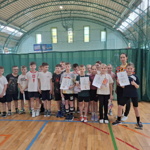 Klasa 3 b z wychowawczynią na obchodach pierwszego dnia wiosny na sportowo. Kliknięcie na zdjęcie spowoduje jego powiększenie do rozmiaru oryginalnego.