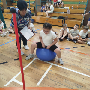 Dziewczynka skacze na piłce.  Kliknięcie na zdjęcie spowoduje jego powiększenie do rozmiaru oryginalnego.