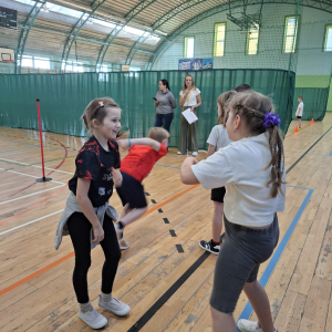 Dziewczynki z klasy 3 a w trakcie zabaw sportowych na hali. Kliknięcie na zdjęcie spowoduje jego powiększenie do rozmiaru oryginalnego.