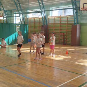 Klasy 1 grają w Dwa ognie na hali.  Kliknięcie na zdjęcie spowoduje jego powiększenie do rozmiaru oryginalnego.