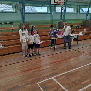 Pani Dyrektor Joanna Ozorka-Krawczyk, pani wicedyrektor Dorota Gurgul, wychowawczynie kl.1-3 wraz z laureatami wyróżnionymi w kategorii "Gra w Strzały na bramkę". Kliknięcie na zdjęcie spowoduje jego powiększenie do rozmiaru oryginalnego.