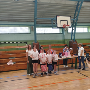 Pani Dyrektor Joanna Ozorka-Krawczyk, pani wicedyrektor Dorota Gurgul, wychowawczynie kl.1-3 wraz z laureatami miejsca 2 wyróżnionymi w kategorii "Gra w Dwa ognie". Kliknięcie na zdjęcie spowoduje jego powiększenie do rozmiaru oryginalnego.