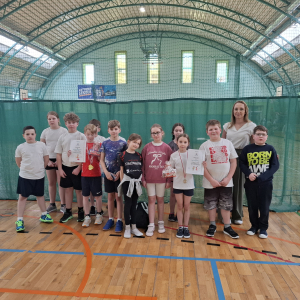 Klasa 3 a z wychowawczynią na obchodach pierwszego dnia wiosny na sportowo. Kliknięcie na zdjęcie spowoduje jego powiększenie do rozmiaru oryginalnego.