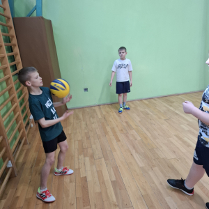 Chłopcy z klas 3 odbijają piłkę. Kliknięcie na zdjęcie spowoduje jego powiększenie do rozmiaru oryginalnego.