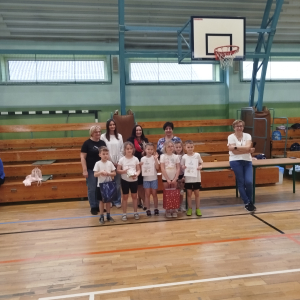 Pani Dyrektor Joanna Ozorka-Krawczyk, pani wicedyrektor Dorota Gurgul, wychowawczynie kl.1-3 wraz z laureatami wyróżnionymi w kategorii "Gra w Dwa ognie". Kliknięcie na zdjęcie spowoduje jego powiększenie do rozmiaru oryginalnego.