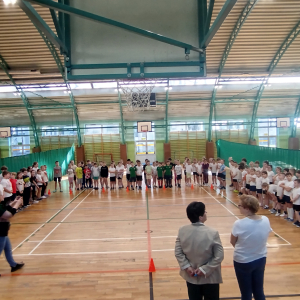 Klasy 1-3 wraz z wychowawcami zebrane na hali. Kliknięcie na zdjęcie spowoduje jego powiększenie do rozmiaru oryginalnego.