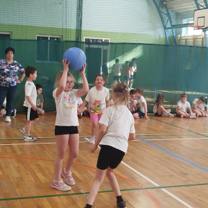 Pierwszoklasiści w trakcie gry w "Dwa ognie". Pani Dyrektor Joanna Ozorka-Krawczyk, pani wicedyrektor Dorota Gurgul, wychowawczynie kl.1-3 wraz z laureatami wyróżnionymi w kategorii "Gra w Dwa ognie". Kliknięcie na zdjęcie spowoduje jego powiększenie do rozmiaru oryginalnego.