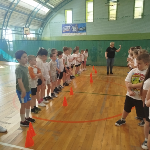 Klasy 1 przygotowują się do gry w "Dwa ognie". Kliknięcie na zdjęcie spowoduje jego powiększenie do rozmiaru oryginalnego.