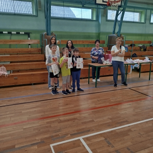 Pani Dyrektor Joanna Ozorka-Krawczyk, pani wicedyrektor Dorota Gurgul, wychowawczynie kl.1-3 wraz z laureatami wyróżnionymi w kategorii "Rzuty do tarczy". Kliknięcie na zdjęcie spowoduje jego powiększenie do rozmiaru oryginalnego.