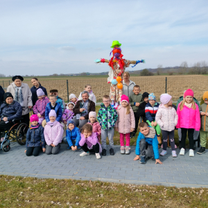 Wspólne zdjęcie grupowe z mieszkańcami Centrum, personelem, wychowawczynią, przedszkolakami oraz Marzanną. Kliknięcie na zdjęcie spowoduje jego powiększenie do rozmiaru oryginalnego.