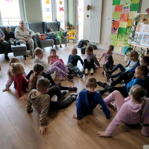 Taniec z nogi-palce prezentowany dla seniorów i pracowników Gminnego Centrum Opiekuńczo-Mieszkalnego w Górce. Kliknięcie na zdjęcie spowoduje jego powiększenie do rozmiaru oryginalnego.