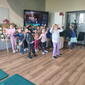 Taniec w wykonaniu przedszkolaków w czasie pobytu w Gminnym Centrum Opiekuńczo-Mieszkalnym w Górce. Kliknięcie na zdjęcie spowoduje jego powiększenie do rozmiaru oryginalnego.