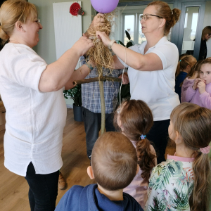 Pani Aneta Szot wraz z personelem i mieszkańcami Centrum oraz dziećmi przygotowuje Marzannę. Kliknięcie na zdjęcie spowoduje jego powiększenie do rozmiaru oryginalnego.