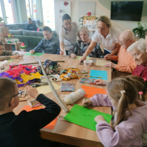 Dzieci wraz z podopiecznymi i personelem wykonują rysunki o tematyce wiosennej. Kliknięcie na zdjęcie spowoduje jego powiększenie do rozmiaru oryginalnego.