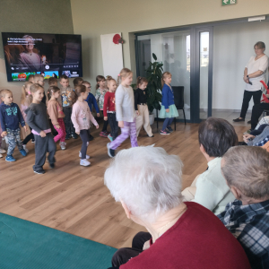 Dzieci tańczą dla seniorów w czasie wizyty w Gminnym Centrum Opiekuńczo-Mieszkalnym w Górce. Kliknięcie na zdjęcie spowoduje jego powiększenie do rozmiaru oryginalnego.