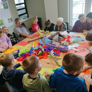 Wspólne rysowanie wraz z podopiecznymi Centrum. Kliknięcie na zdjęcie spowoduje jego powiększenie do rozmiaru oryginalnego.