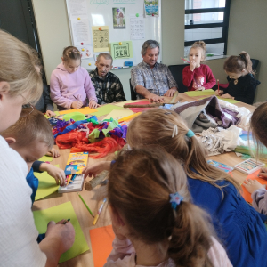 Rysowanie obrazków przez przedszkolaków i podopiecznych Centrum. Kliknięcie na zdjęcie spowoduje jego powiększenie do rozmiaru oryginalnego.