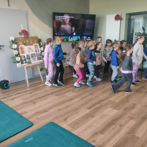 Przedszkolaki wykonują taniec dla podopiecznych Gminnego Centrum Opiekuńczo-Mieszkalnego w Górce. Kliknięcie na zdjęcie spowoduje jego powiększenie do rozmiaru oryginalnego.