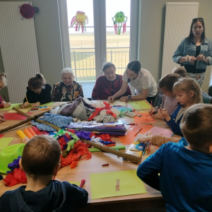 Przedszkolaki wraz z podopiecznymi wykonują rysunki o tematyce wiosennej. Kliknięcie na zdjęcie spowoduje jego powiększenie do rozmiaru oryginalnego.