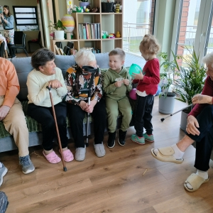 Przedszkolaki rozmawiają z seniorami. Kliknięcie na zdjęcie spowoduje jego powiększenie do rozmiaru oryginalnego.