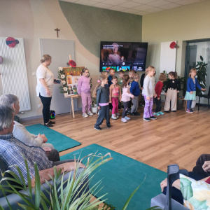 Taniec dla seniorów w wykonaniu dzieci. Kliknięcie na zdjęcie spowoduje jego powiększenie do rozmiaru oryginalnego.