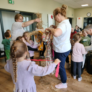 Tworzenie Marzanny. Kliknięcie na zdjęcie spowoduje jego powiększenie do rozmiaru oryginalnego.