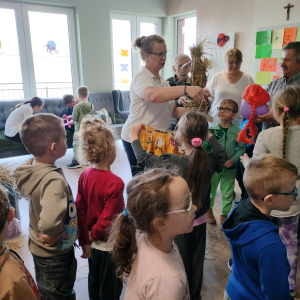 Przygotowywanie Marzanny wraz z personelem i podopiecznymi Centrum Opiekuńczo-Mieszkalnego w Górce. Kliknięcie na zdjęcie spowoduje jego powiększenie do rozmiaru oryginalnego.