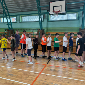 Dzieci przybijają sobie piątki przed rozpoczęciem sportowych rozgrywek.  Kliknięcie na zdjęcie spowoduje jego powiększenie do rozmiaru oryginalnego.