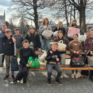 Klasa 6 a z zamiennikami plecaków przyniesionych z okazji powitania wiosny.  Kliknięcie na zdjęcie spowoduje jego powiększenie do rozmiaru oryginalnego.