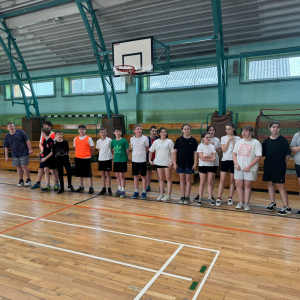 Uczniowie klasy 6 a w szeregu przygotowują się do rozgrywek sportowych z okazji powitania wiosny.  Kliknięcie na zdjęcie spowoduje jego powiększenie do rozmiaru oryginalnego.